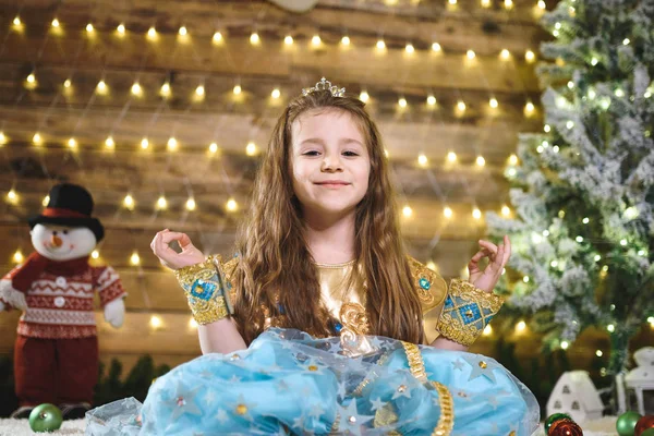 Mooie Kaukasische Meisje Blauw Kostuum Zit Kerstboom Tapijt Mediteren — Stockfoto
