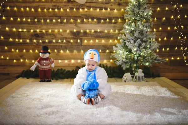 Schattige Kleine Jongen Dragen Kostuum Van Sneeuwpop Kerstmis Ingericht Huis — Stockfoto