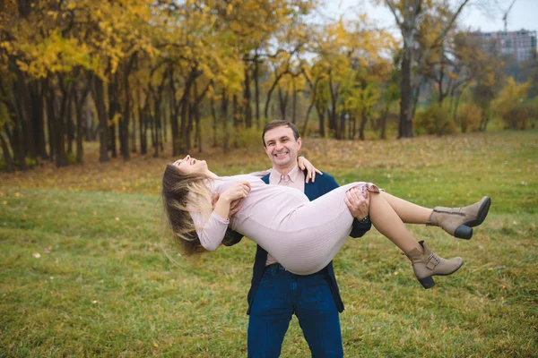 Uomo Che Trasporta Donna Incinta Abito All Aperto Nel Parco — Foto Stock