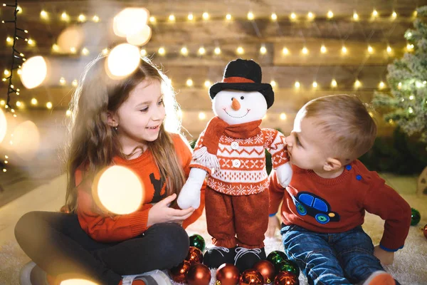 Schattig Kaukasische Meisje Met Broer Ingerichte Kerst Huis Met — Stockfoto