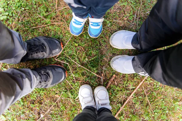 Οικογένεια Στέκεται Στην Αθλητική Παπούτσια Για Την Πράσινη Χλόη — Φωτογραφία Αρχείου