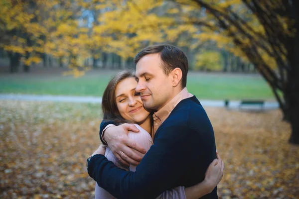 Donna Uomo Amorevole All Aperto Nel Parco Coppia Che Abbraccia — Foto Stock