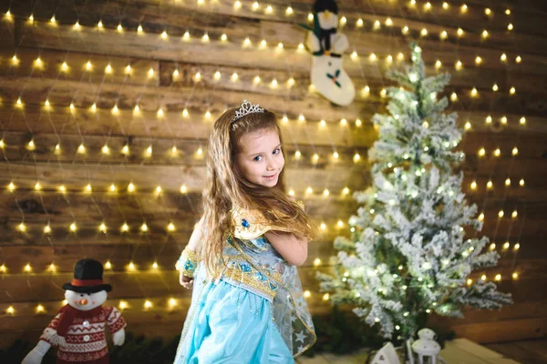 Bella Bambina Caucasica Costume Blu Nella Casa Natale Che Balla — Foto Stock