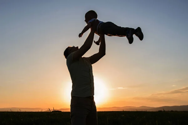 Padre Giocare Con Bambino Figlio Campo Contro Tramonto Cielo — Foto Stock