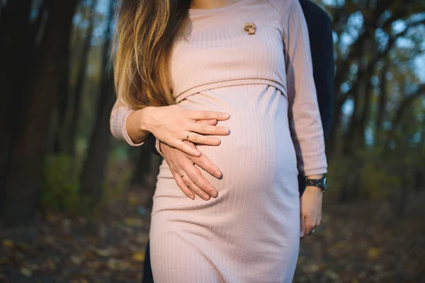 Zwangere Vrouw Jurk Liefhebbende Echtgenoot Buiten Park Man Aanraken Van — Stockfoto