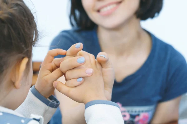 Filha Segurando Dedos Mãe Mão — Fotografia de Stock