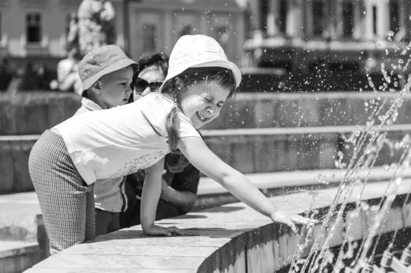 Menina Brincando Com Água Spray Fonte Cidade Com Mãe Irmão — Fotografia de Stock