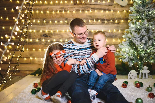 Felice Padre Caucasico Insieme Bambini Nella Casa Natale Con Ghirlanda — Foto Stock