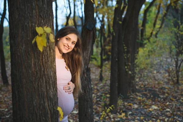 Gravid Kvinna Klänning Poserar Höst Park Och Trycka Buken — Stockfoto