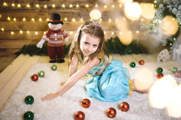 Glimlachend Kaukasische Meisje Blauw Kostuum Kerst Huis Zittend Een Wit — Stockfoto