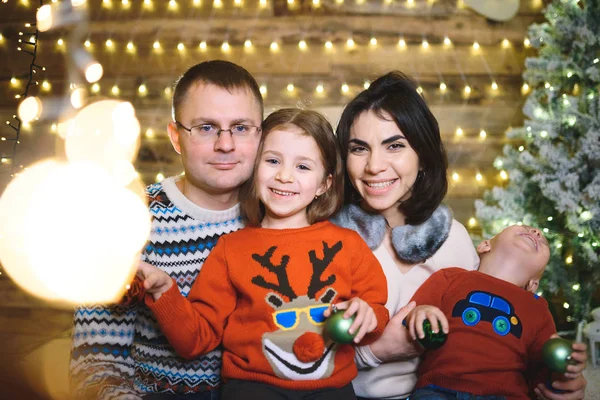 Felice Famiglia Caucasica Insieme Nella Casa Natale Con Ghirlanda Illuminata — Foto Stock
