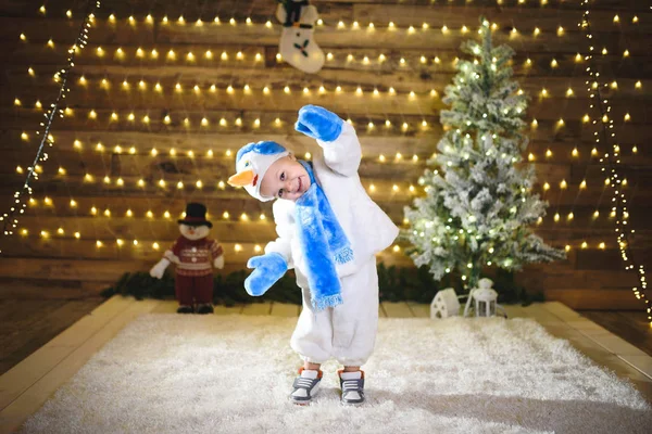 Rozkošný Chlapec Nosit Kostým Sněhuláka Vánoce Zařízený Dům Světly Tančí — Stock fotografie