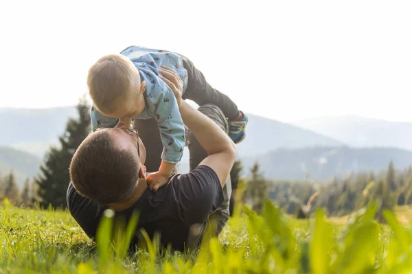 Padre Jugando Con Pequeño Hijo Prado Hierba — Foto de Stock