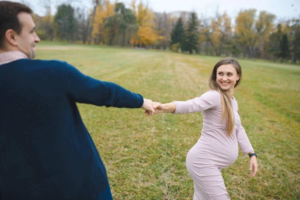 Zwangere Vrouw Jurk Liefhebbende Echtgenoot Buiten Park Paar Houdend Handen — Stockfoto