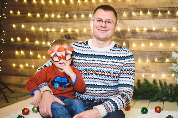 Felice Padre Caucasico Con Figlio Casa Natale Con Ghirlanda Illuminata — Foto Stock
