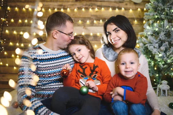 Linda Família Caucasiana Sentados Juntos Casa Natal Com Guirlanda Iluminada — Fotografia de Stock