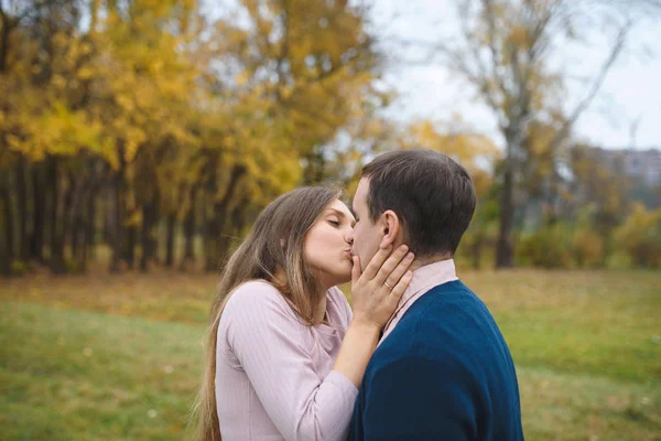 Donna Marito Amorevole All Aperto Nel Parco Coppia Baci — Foto Stock