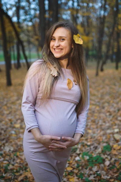 Zwangere Vrouw Jurk Poseren Herfst Park Aanraken Van Buik — Stockfoto