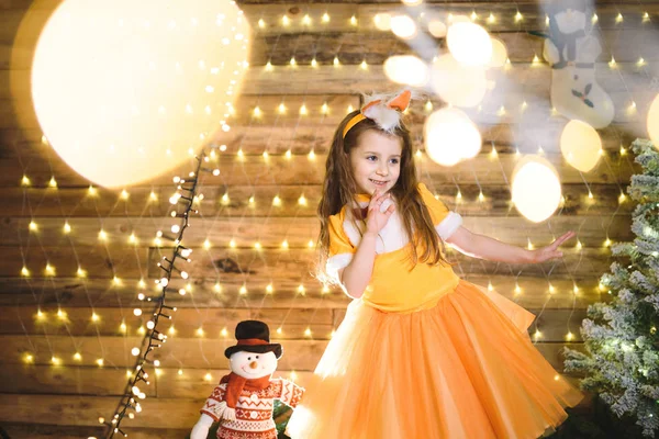 Lachende Kaukasische Meisje Oranje Jurk Kerstboom — Stockfoto