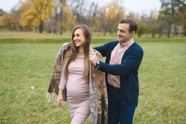 Donna Incinta Abito Marito Amorevole All Aperto Nel Parco Insieme — Foto Stock