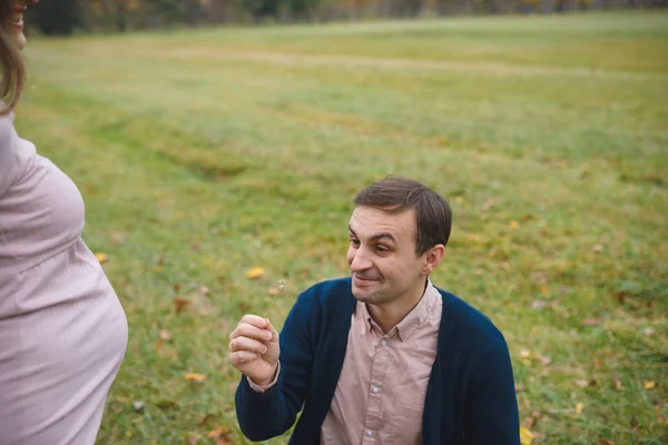 Pregnant Woman Dress Loving Husband Outdoors Park Man Giving Woman — Stock Photo, Image