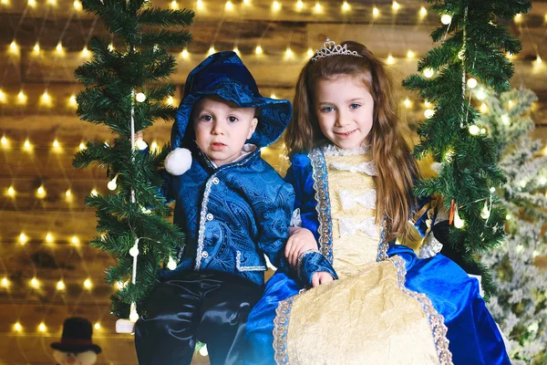Schattig Broer Zus Kostuums Jongetje Met Meisje Zittend Schommel Kerst — Stockfoto