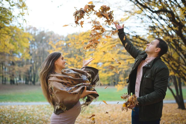 Zwangere Vrouw Jurk Liefhebbende Echtgenoot Buiten Park Man Gooien Gele — Stockfoto