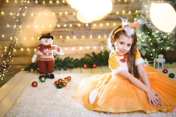 Schattig Kaukasische Meisje Oranje Foxy Jurk Kostuum Zitten Ingerichte Studio — Stockfoto