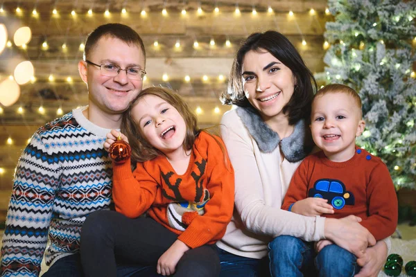 Bella Famiglia Caucasica Seduta Insieme Nella Casa Natale Con Ghirlanda — Foto Stock