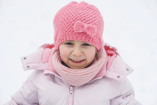 冬シーズンの屋外でピンクの帽子で未就学児かわいい女の子 — ストック写真