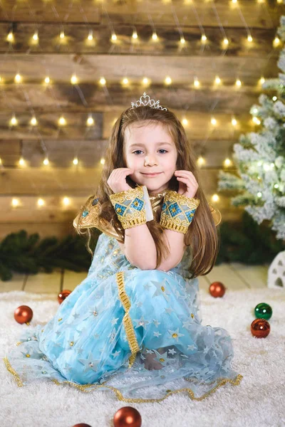 Úsměvem Kavkazské Holčička Modrém Kostýmu Domě Vánoční Posezení Bílý Koberec — Stock fotografie