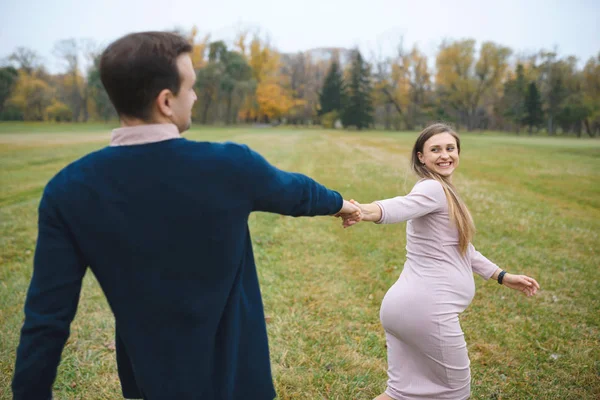 Zwangere Vrouw Jurk Liefhebbende Echtgenoot Buiten Park Paar Hand Hand — Stockfoto