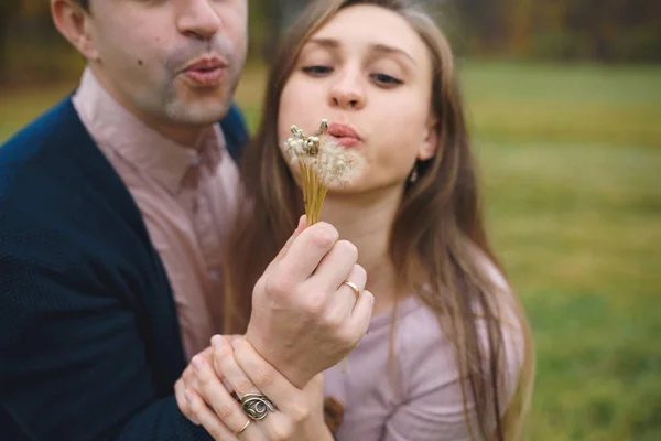 Woman Loving Husband Outdoors Park Dandelion Flowers — Stock Photo, Image