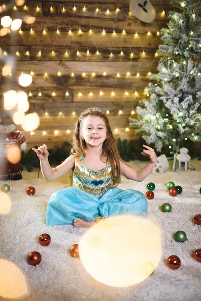 Sorridente Bambina Caucasica Costume Blu Casa Natale Seduta Tappeto Bianco — Foto Stock