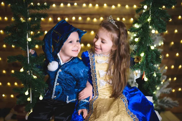 Schattig Jongetje Met Meisje Ingerichte Kerst Huis Met Garland Lichten — Stockfoto