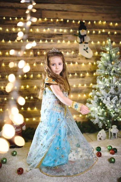 Bella Bambina Caucasica Costume Blu Nella Casa Natale Che Balla — Foto Stock