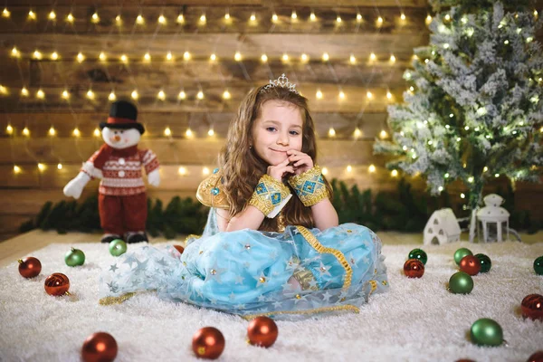 Bella Bambina Caucasica Costume Blu Seduta All Albero Natale Tappeto — Foto Stock