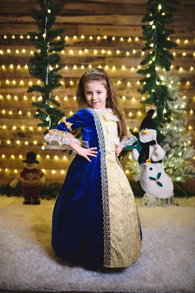 Schattig Kaukasische Meisje Jurk Poseren Camera Kerst Huis — Stockfoto