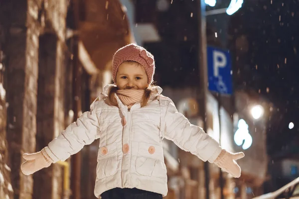 Lachende Meisje Permanent Besneeuwde Straat Avond — Stockfoto