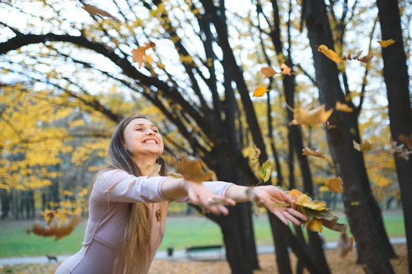 Sonbahar Parkta Poz Yaprakları Atma Içinde Hamile Kadın — Stok fotoğraf