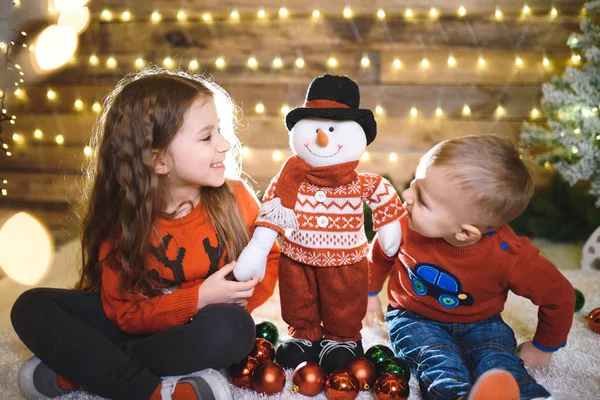Schattig Kaukasische Meisje Met Broer Ingerichte Kerst Huis Met — Stockfoto