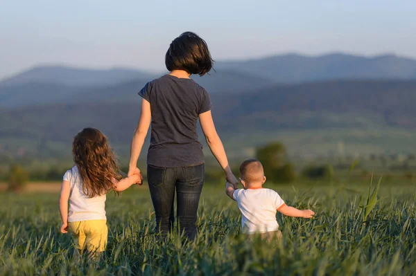 Madre Caminando Con Hijo Hija Campo Con Hierba — Foto de Stock