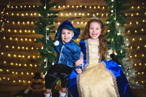 Kleine Jongen Lachen Met Meisje Zit Schommel Kerst Huis — Stockfoto
