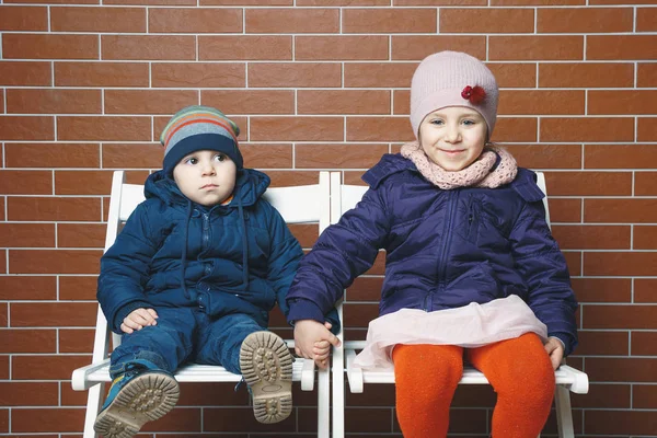 Boy Girl Holding Hands Sitting Brick Wall — Stock Photo, Image