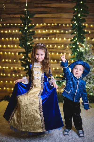 Schattig Jongetje Met Meisje Ingerichte Kerst Huis Met Garland Lichten — Stockfoto