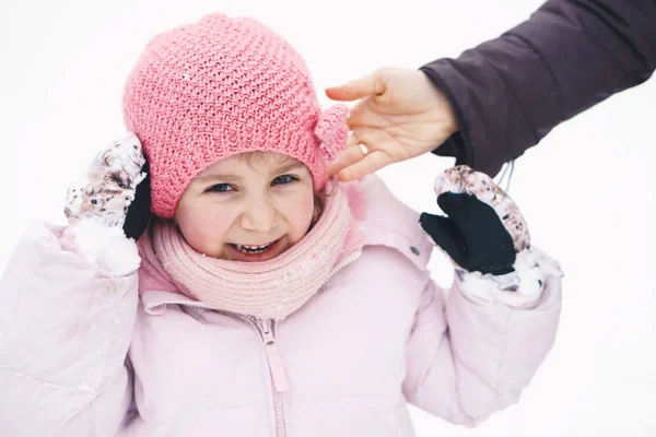 Peuter Schattig Meisje Roze Hoed Winter Seizoen Buitenshuis — Stockfoto