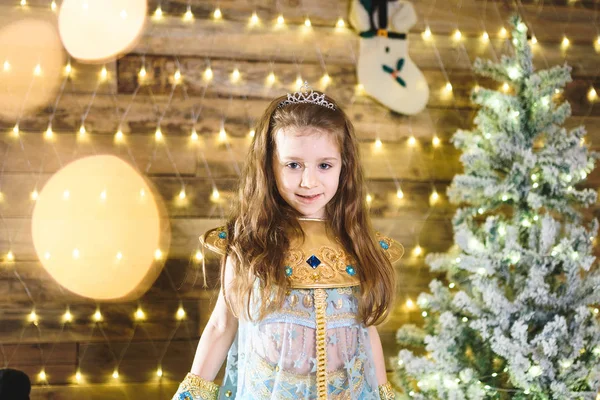 Schattig Kaukasische Meisje Blauw Kostuum Kerst Huis Dansen Garland Met — Stockfoto