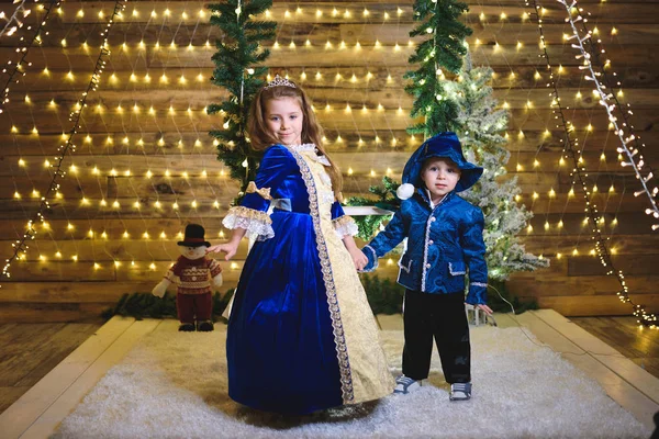 Jongetje Met Meisje Ingerichte Kerst Huis Met Garland Lichten Camera — Stockfoto