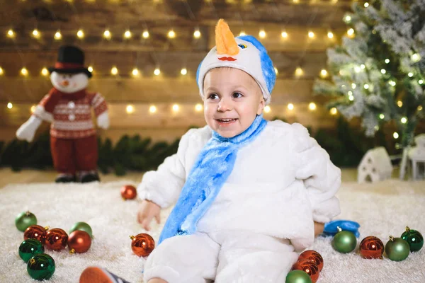 Schattige Kleine Jongen Dragen Kostuum Van Sneeuwpop Kerstmis Ingericht Huis — Stockfoto