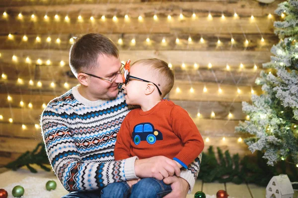 Amorevole Padre Caucasico Con Figlio Casa Natale Con Ghirlanda Illuminata — Foto Stock